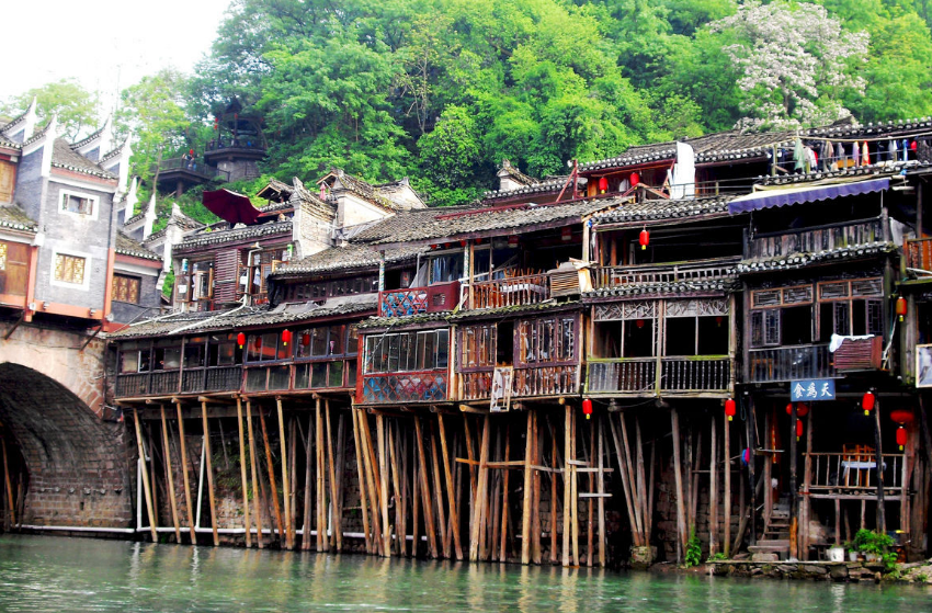 建筑文化|中国传统民居建筑之苗族吊脚楼