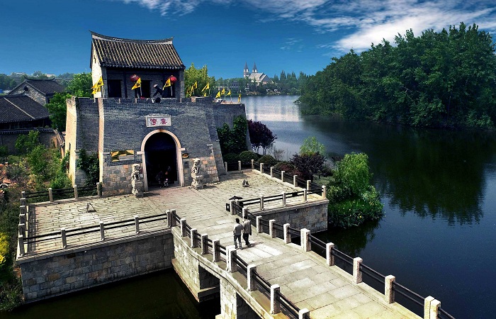 窑湾古镇位于江苏省新沂市京杭大运河与骆马湖交汇处,三面环水,是
