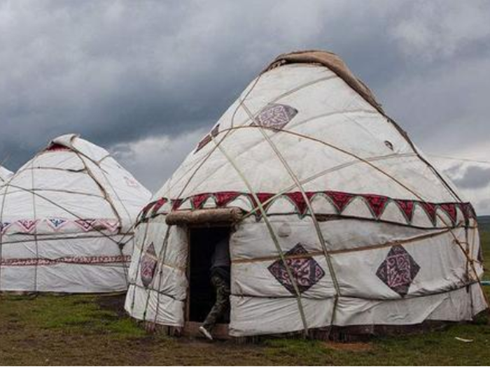 求购:游牧民族哈萨克族人的活动房屋——毡房(又称哈萨包)