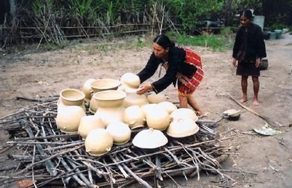黎族阿婆传承千年烧土陶技艺 传女不传男的制陶工艺