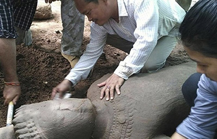考古学家发现柬埔寨古石像高达2米