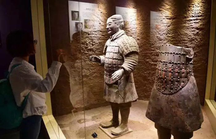 考古工作者还原秦始皇帝陵兵马俑的“中国色彩”