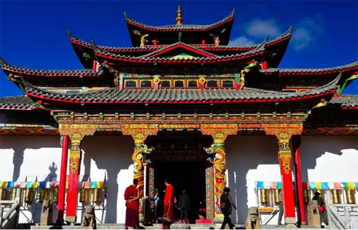 雍仲林寺：雅鲁藏布江畔的苯教名寺