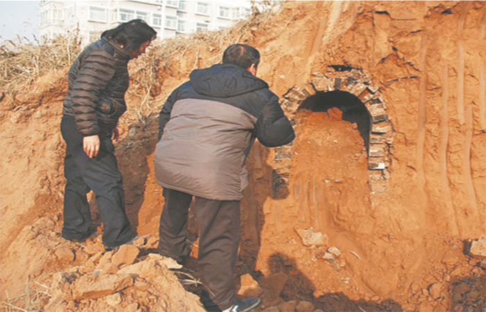 博山：挖掘机施工挖出青砖垒砌“古墓”？