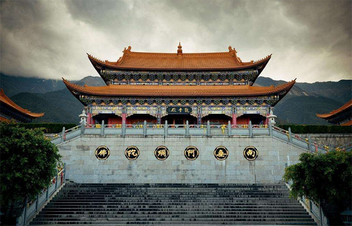 中国古代佛教庙宇和道教宫观为何大多建在山上？