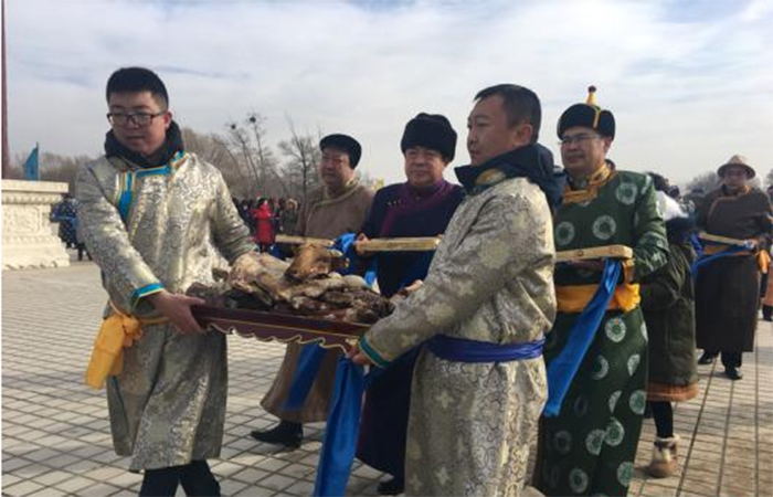 中国传统小年：第37代成吉思汗守陵人主持蒙古族祭灶仪式