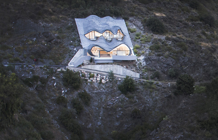 嵌入悬崖 俯瞰地中海的金属鳞片住宅