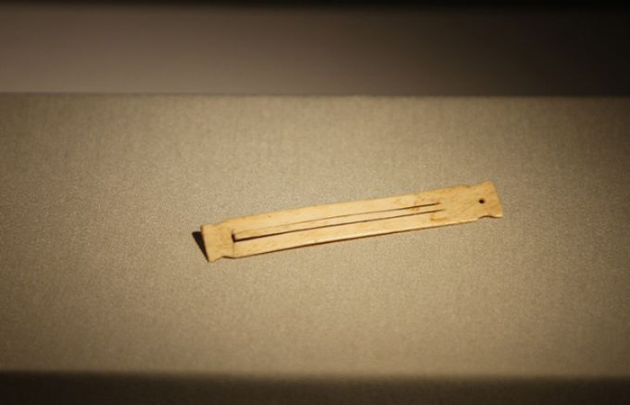 4000年前的骨制口弦琴，目前我国所见年代最早的弦乐器