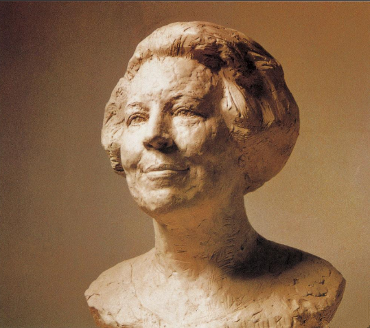 吴为山石雕作品荷兰女王贝娅特丽克丝塑像
