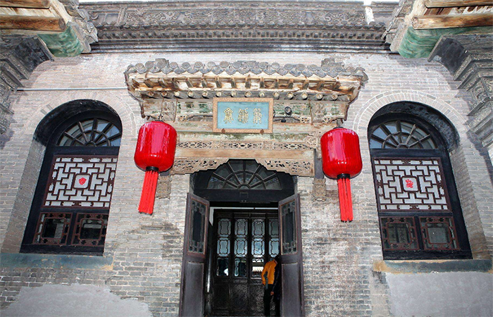 中国古镇旅游，有哪些建筑风格和布局？