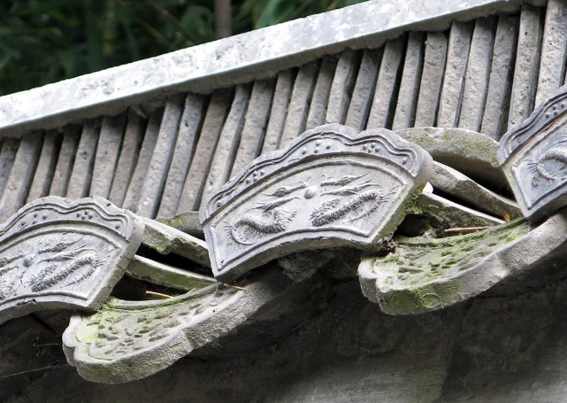 中国古建筑构件中滴水与瓦当