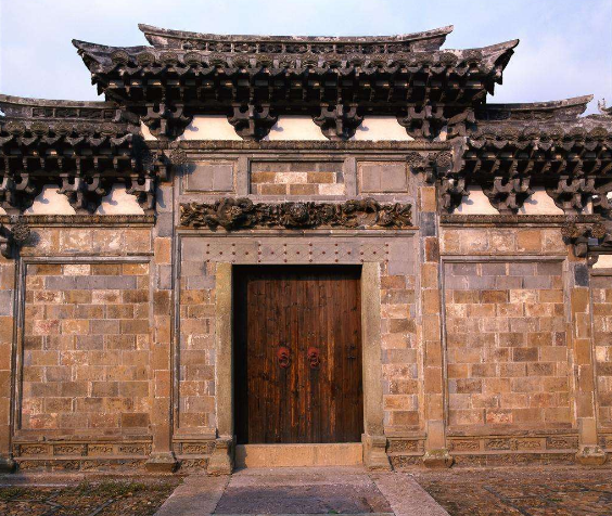 汉代时,门洞两侧建筑高耸,以示等级威严,成为阙