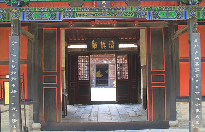 屏门：中国四合院中常见的古建筑构件