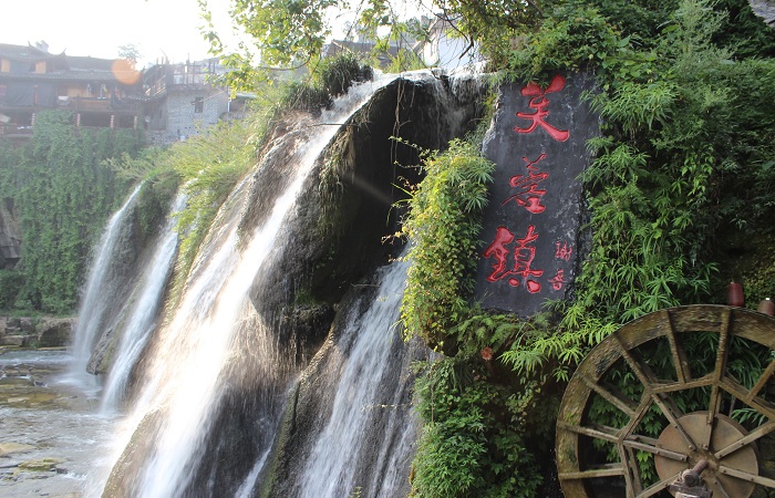 湘西芙蓉镇——挂在瀑布上的千年古镇