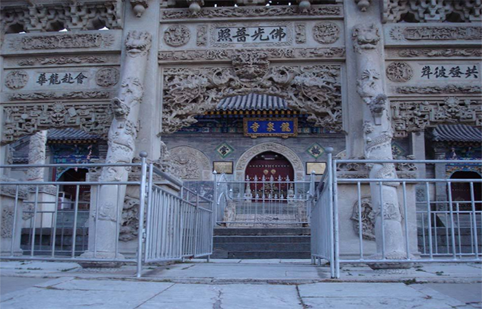 五台山龙泉寺三件瑰宝——影壁、牌坊、墓塔
