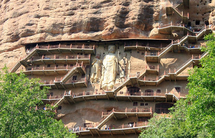 天水麦积山石窟被誉为“东方雕塑艺术陈列馆”