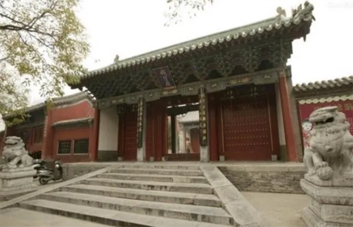 中国古建筑里大门口台阶有什么讲究？