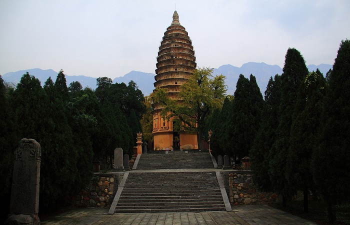 中国现存最早的砖塔——嵩岳寺塔