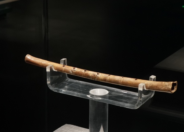 世界上出土最早的乐器：贾湖骨笛
