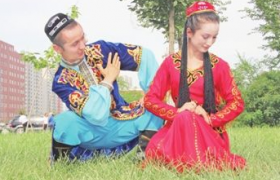 新疆维吾尔族服饰：用色彩与花诠释